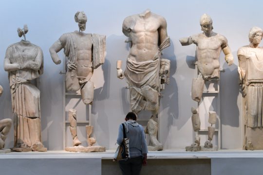 Οι αρχαιότητες και οι τοπικές κοινωνίες