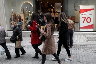 Βουτιά του τζίρου των εκπτώσεων για 9 στις 10 επιχειρήσεις