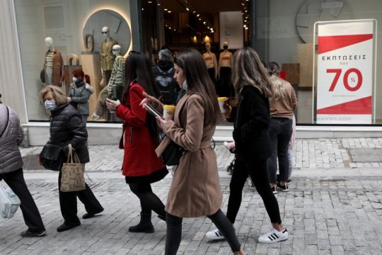 Βουτιά του τζίρου των εκπτώσεων για 9 στις 10 επιχειρήσεις