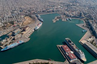 «Πόλεμος» στο λιμάνι του Πειραιά