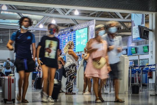 Times: Η Αθήνα σχεδιάζει «άτυπο» διαβατήριο εμβολιασμού για Βρετανούς τουρίστες
