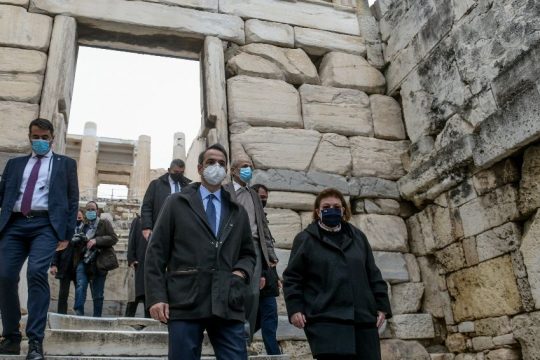 Επιστήμονες και άνθρωποι του πολιτισμού κατά Μενδώνη για την Ακρόπολη