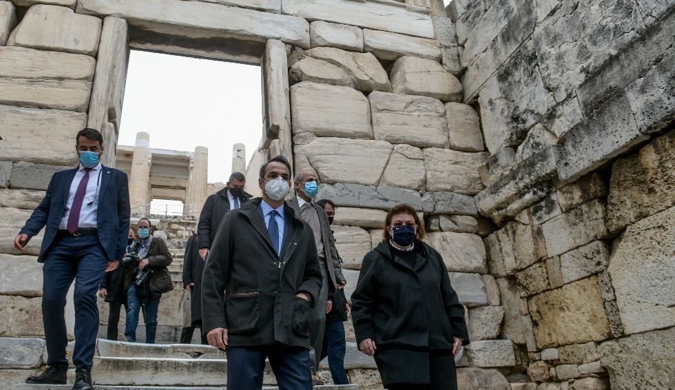 Επιστήμονες και άνθρωποι του πολιτισμού κατά Μενδώνη για την Ακρόπολη