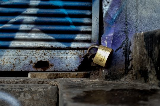 Αναστολές συμβάσεων: Τι ισχύει για τις επιχειρήσεις σε περιοχές αυξημένου κινδύνου