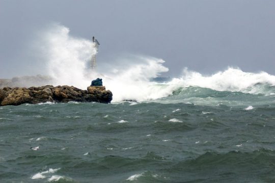 Προσάραξη πλωτού γερανού στη Σαντορίνη