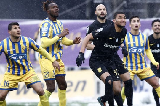 «Κόλλησε» ο Αρης στην άμυνα του Παναιτωλικού και στο βαρύ τερέν