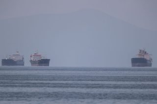 Εγκλωβισμένοι ναυτικοί σε ποντοπόρα πλοία