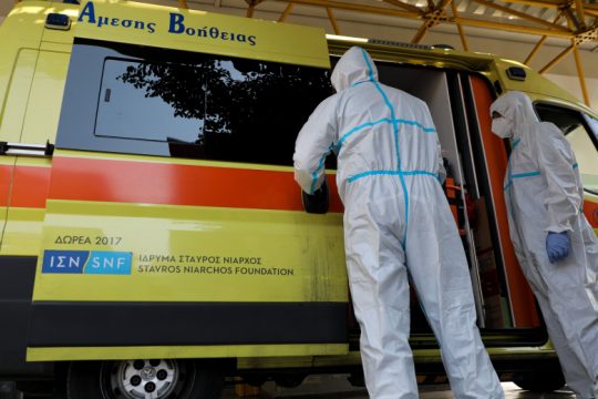 Σταθερά κοντά στα 1.800 τα κρούσματα, μειωμένοι θάνατοι, αυξήθηκαν οι διασωληνώσεις