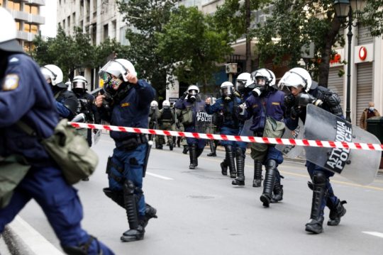 Επεισόδια στο Σύνταγμα στη συγκέντρωση κατά του lockdown