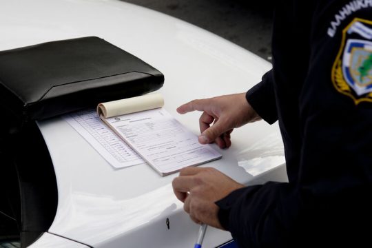 Πρόστιμο 300 ευρώ σε 80χρονη, μηδέν στο ικαριώτικο πάρτι