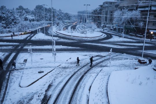 Η Αττική στα «λευκά»: Κλειστοί δρόμοι, διακοπές στα μέσα μαζικής μεταφοράς