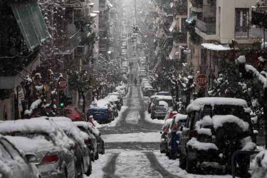 «Πώς ο δήμαρχος Αθηναίων εγκαταλείπει στην παγωνιά άστεγους και πρόσφυγες»