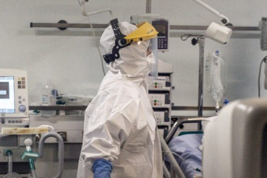 Συνεχίζεται η αύξηση των διασωληνώσεων-Κοντά στα 1.500 τα κρούσματα