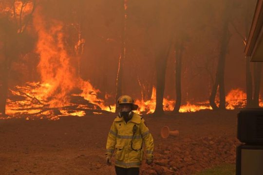 Χιλιάδες Αυστραλοί καλούνται να εγκαταλείψουν τα σπίτια τους λόγω πυρκαγιών