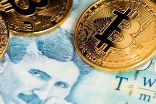 Η Tesla απογειώνει το bitcoin πάνω από τα 44.000 δολάρια