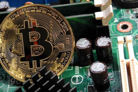 Έσπασε και το φράγμα των 50.000 δoλαρίων το bitcoin
