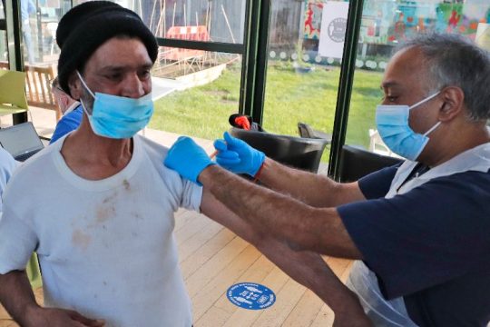 Η Βρετανία θα εμβολιάσει ανεξαιρέτως όλους τους μετανάστες στο έδαφός της