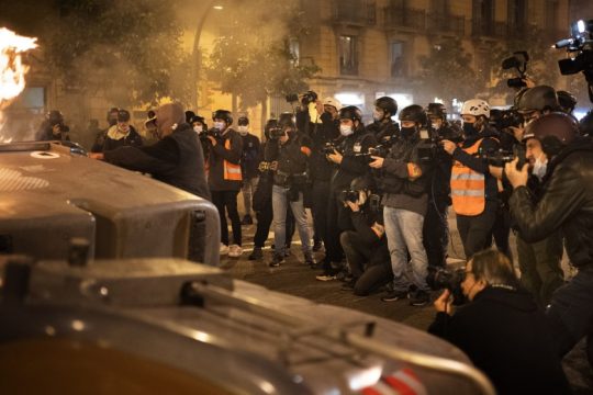 Τέταρτη νύχτα ταραχών στην Καταλονία για τη σύλληψη του ράπερ Ασέλ