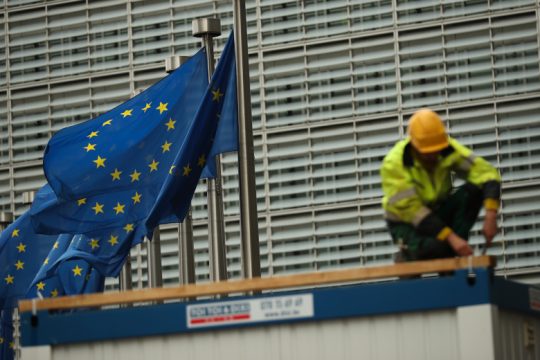 Reuters: «Αντίστροφη μέτρηση προς την καταστροφή: Το παρασκήνιο στην ΕΕ για εμβόλια»