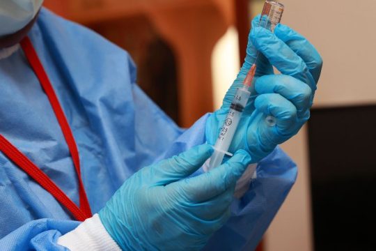 Η Κίνα ενέκρινε για το γενικό κοινό το εμβόλιο της Sinovac κατά της Covid-19