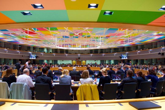 Μυστικές συμφωνίες πίσω από τις κλειστές πόρτες