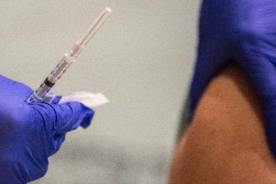 Ηλ. Μόσιαλος: Τα εμβόλια μάλλον δεν εξαλείφουν πλήρως τη διασπορά της λοίμωξης