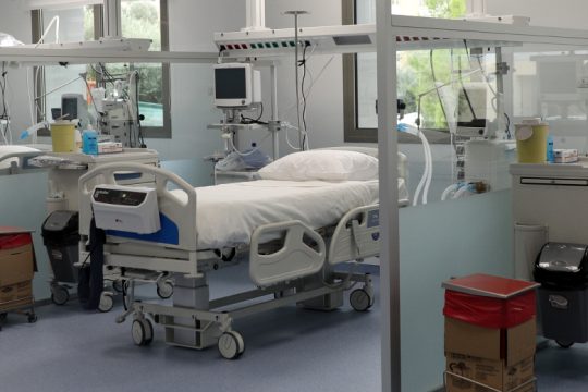Σημαντική αύξηση των διασωληνωμένων – ψηλά τα κρούσματα με λίγα τεστ