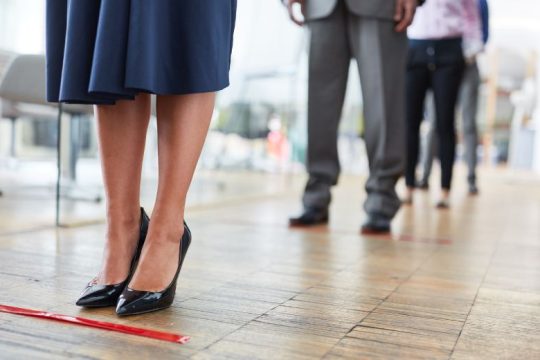 Covid-19: Ανησυχεί η συνεχιζόμενη διασπορά σε εργασιακούς χώρους