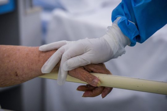 Αυξήθηκαν οι θάνατοι και οι διασωληνωμένοι