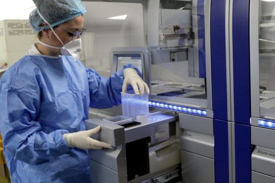 Στα ύψη τα κρούσματα και μικρή αύξηση θανάτων