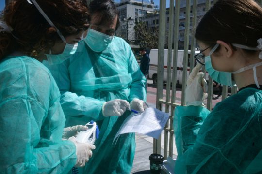 Ανησυχητική άνοδος των διασωληνωμένων – άλλοι 21 νεκροί από κορονοϊό