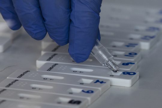 Με κορονοϊό και η ανακρίτρια της Novartis 