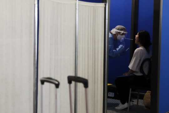 1.327 νέα κρούσματα και άλλοι 22 θάνατοι
