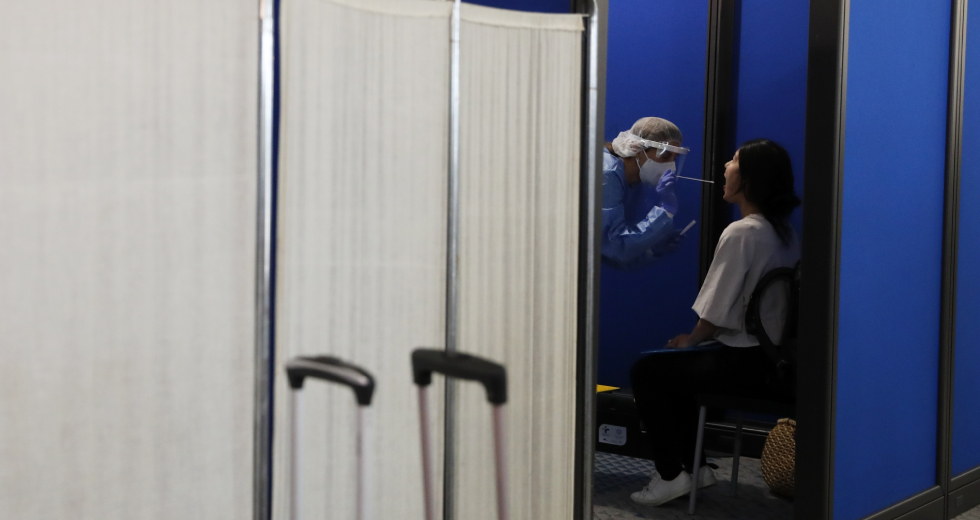 1.327 νέα κρούσματα και άλλοι 22 θάνατοι