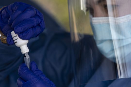 Άλμα σε τετραψήφιο αριθμό κρουσμάτων 