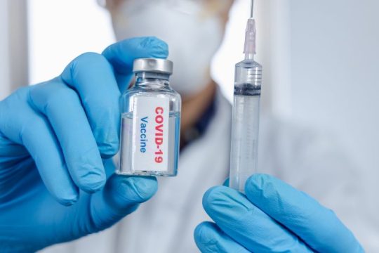 Covid: Εμβόλιο κατά όλων των μεταλλάξεων υπόσχονται επιστήμονες, αν υπάρξει χρηματοδότηση