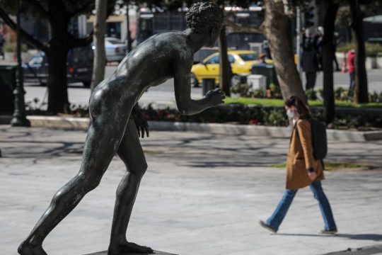 Κενά στα μέτρα διαπιστώνουν οι ειδικοί και προτείνουν παράταση lockdown