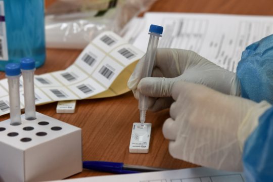 Αύξηση κρουσμάτων με ακόμα λιγότερα τεστ – διπλασιάστηκαν οι θάνατοι