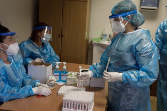 Τετραψήφιος πάλι ο αριθμός των νέων κρουσμάτων, 19 νέοι θάνατοι