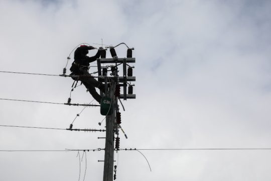 Πέμπτη ημέρα χωρίς ρεύμα για χιλιάδες νοικοκυριά
