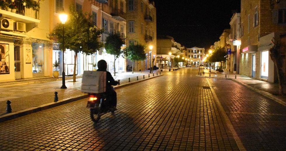 Ομπρέλα-προστασίας για τους διανομείς φαγητού προτείνει ο ΣΥΡΙΖΑ