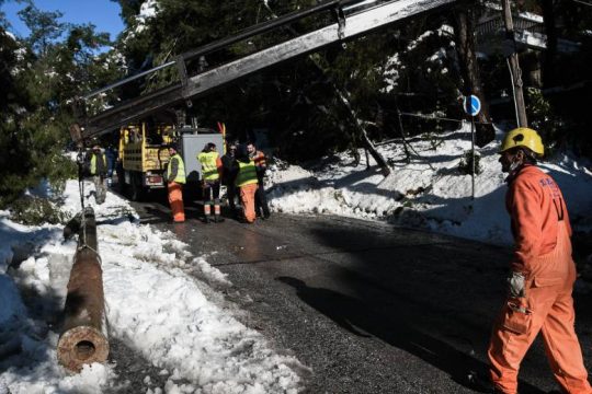 Χιλιάδες νοικοκυριά παραμένουν χωρίς ρεύμα