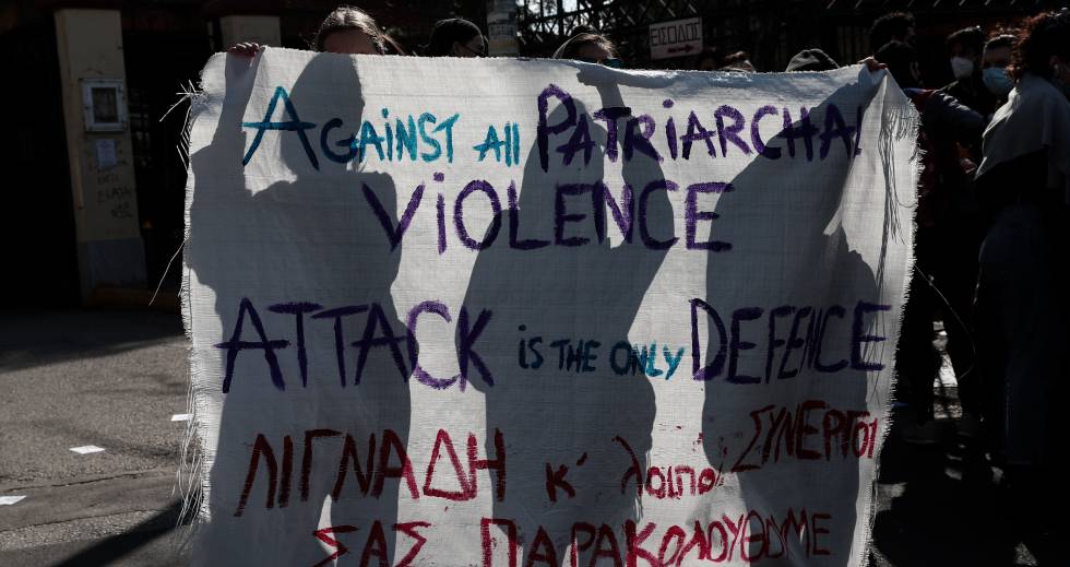 Διαμαρτυρία φεμινιστικών οργανώσεων στην Ευελπίδων