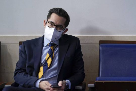 Παραιτήθηκε ο εκπρόσωπος του Μπάιντεν που απείλησε δημοσιογράφο