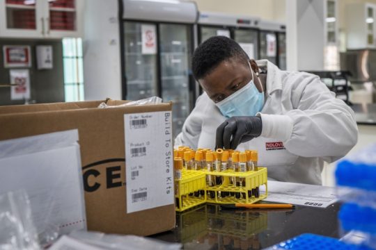 Johnson & Johnson: Αίτηση στον ΠΟΥ για το εμβόλιό της