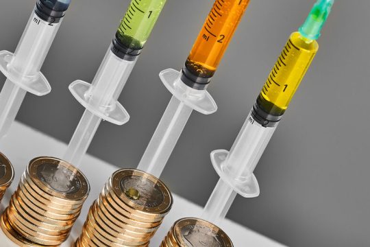 Απατεώνες προσφέρουν εμβόλια στις κυβερνήσεις