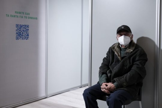 Οσμή «γαλάζιου» σκανδάλου με τους εκτός σειράς εμβολιασμούς στη Θεσσαλονίκη