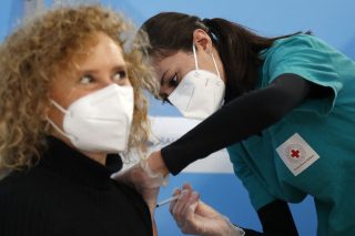 Εγκρίσεις εμβολίων εξπρές στην Ε.Ε. μετά το φιάσκο