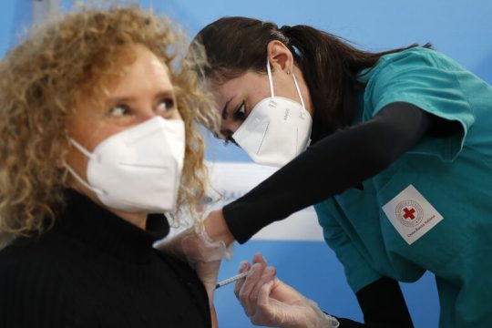 Εγκρίσεις εμβολίων εξπρές στην Ε.Ε. μετά το φιάσκο
