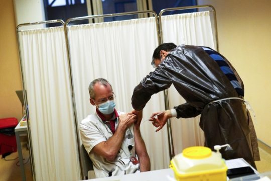 Πάνω από 12 εκατ. εμβολιασμοί στη Βρετανία που εξετάζει ενισχυτική δόση